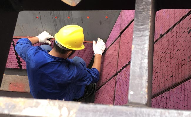 卸船機(jī)下料斗三合一耐磨陶瓷襯板安裝